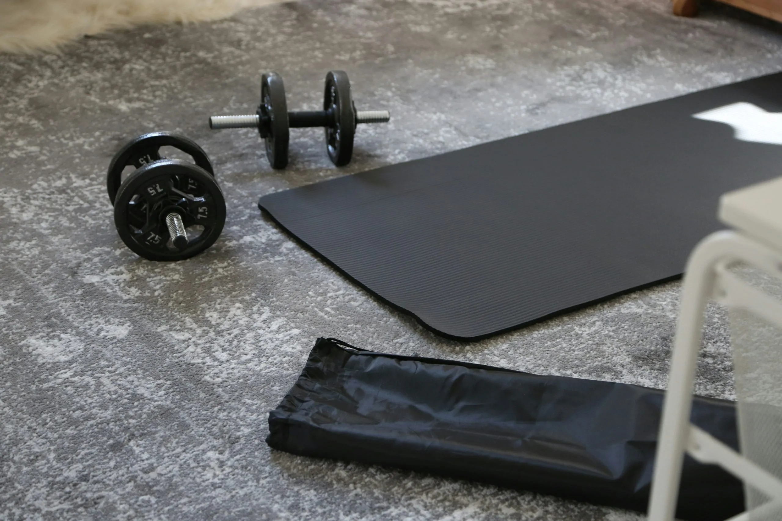 Top 5 supplementen die wel werken 2 Zwarte halters en mat voor thuis fitness