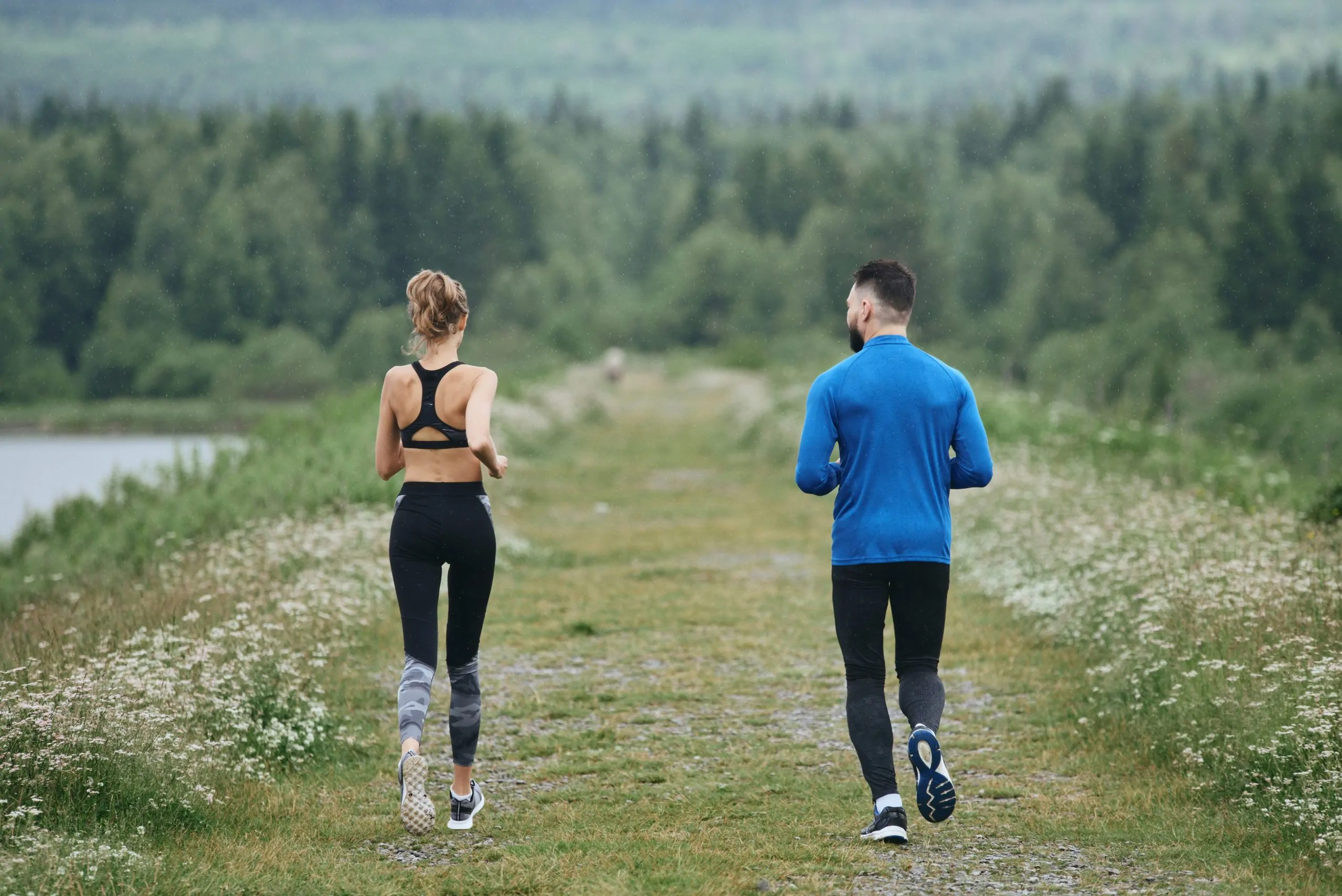 Hoe kies je de juiste hardloopschoenen? 2 mannen vrouw joggen bos