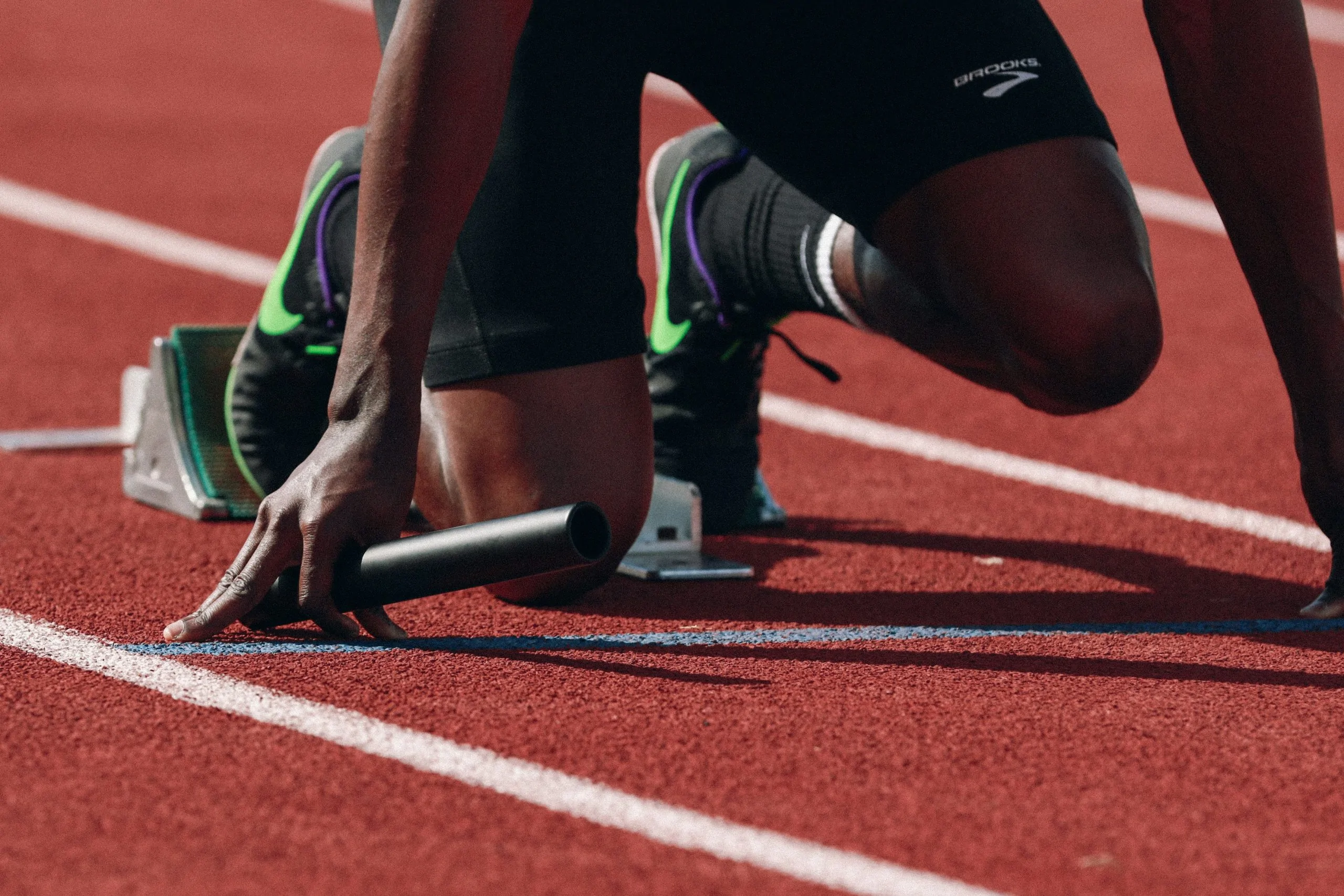 Plyometrische training voor explosieve kracht: De ultieme gids 1 atleet start zomerwedstrijd