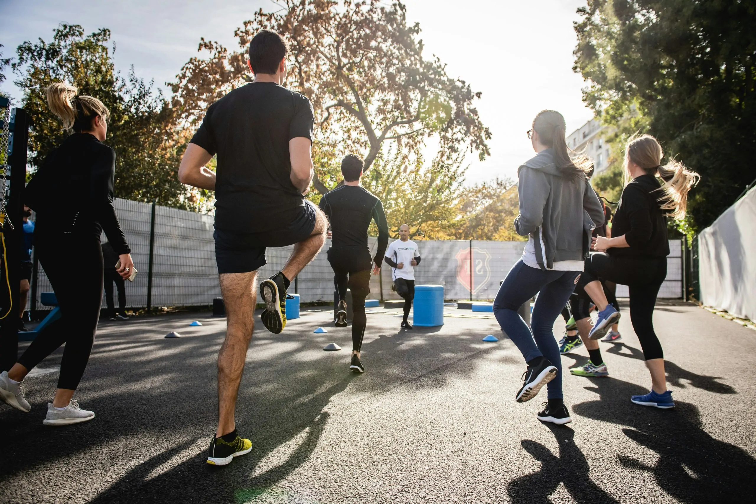 Plyometrische training voor explosieve kracht: De ultieme gids 3 groep buiten training herfst