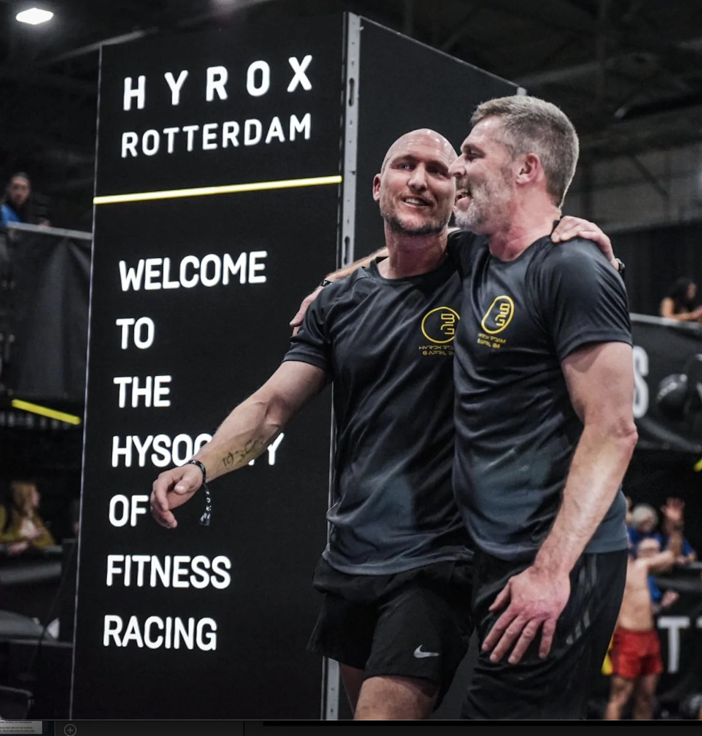 Twee mannen omarmen elkaar na Hyrox wedstrijd in Rotterdam.