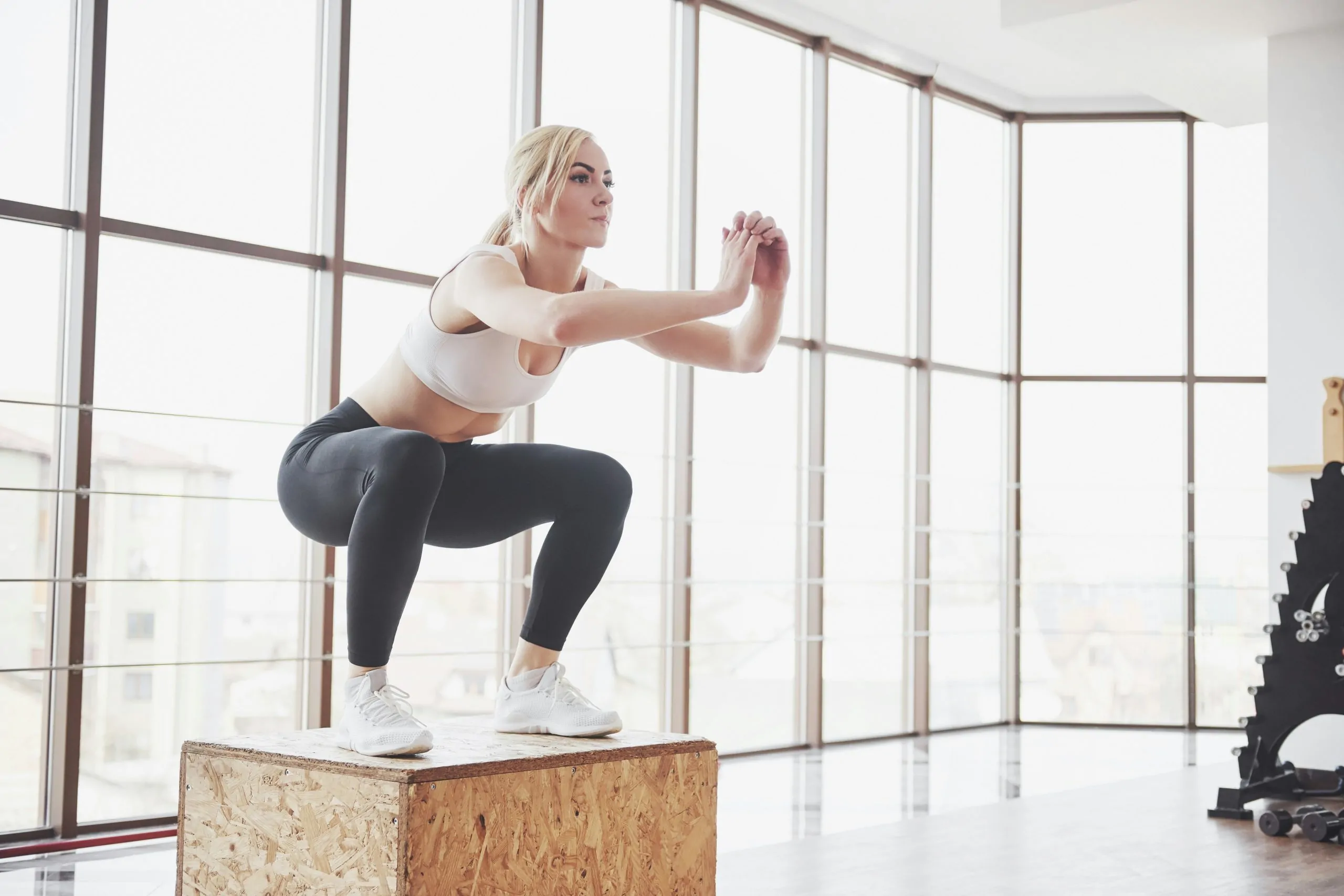 Plyometrische training voor explosieve kracht: De ultieme gids 4 vrouw springt kist gym