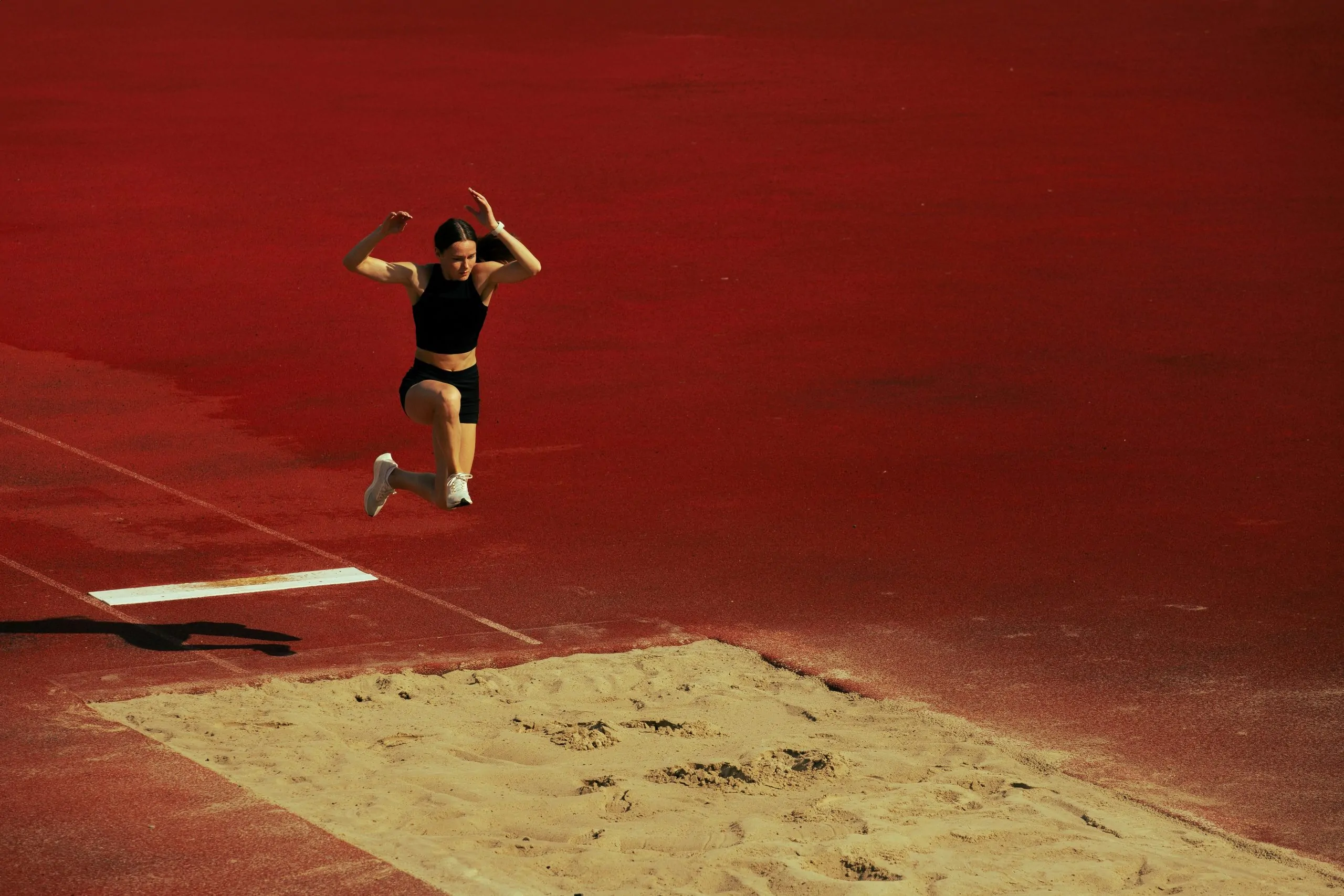 Plyometrische training voor explosieve kracht: De ultieme gids 2 vrouw ver in springen
