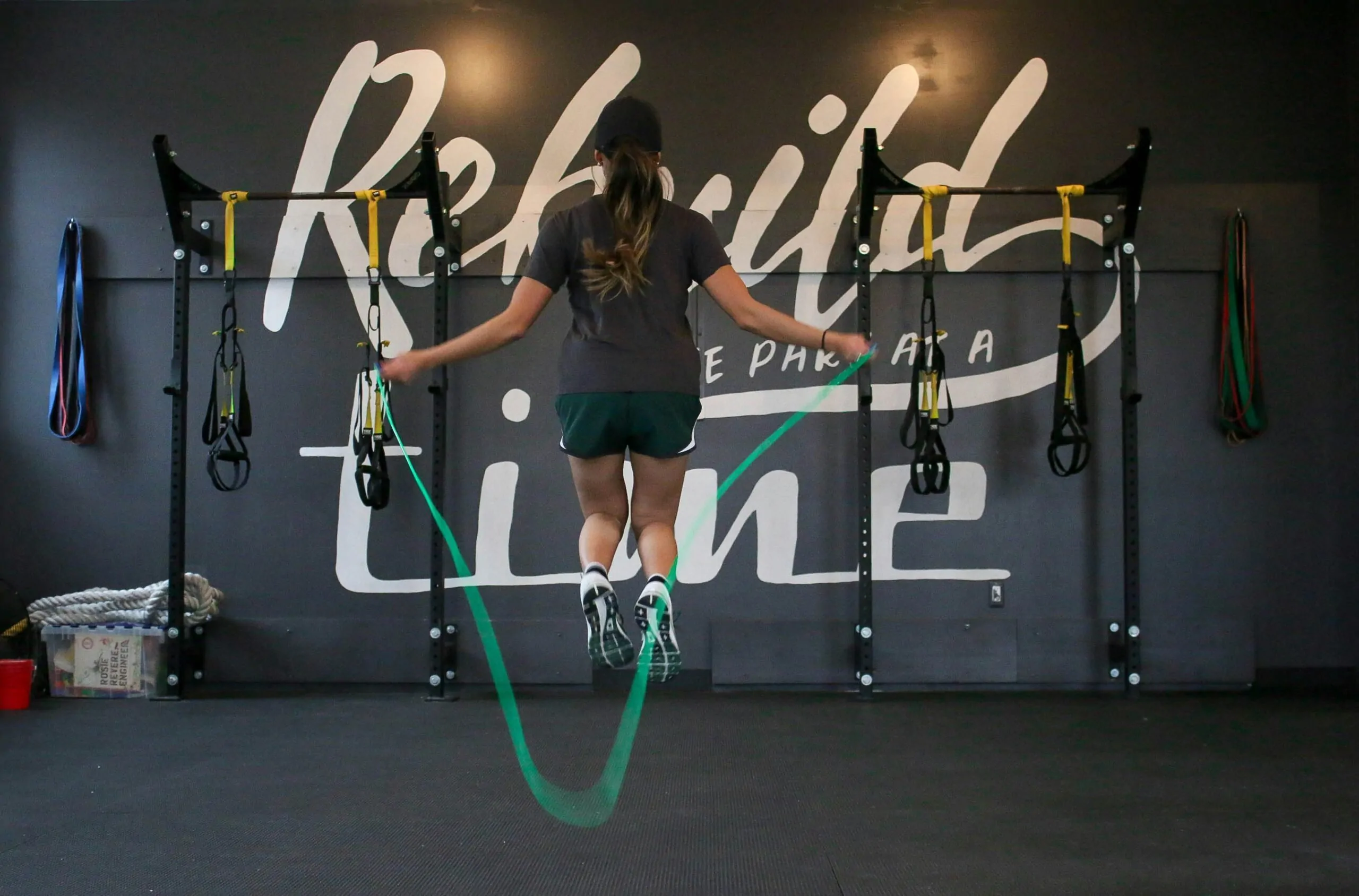 HIIT: de ultieme gids voor effectieve training 2 vrouw touwtje springen sportschool